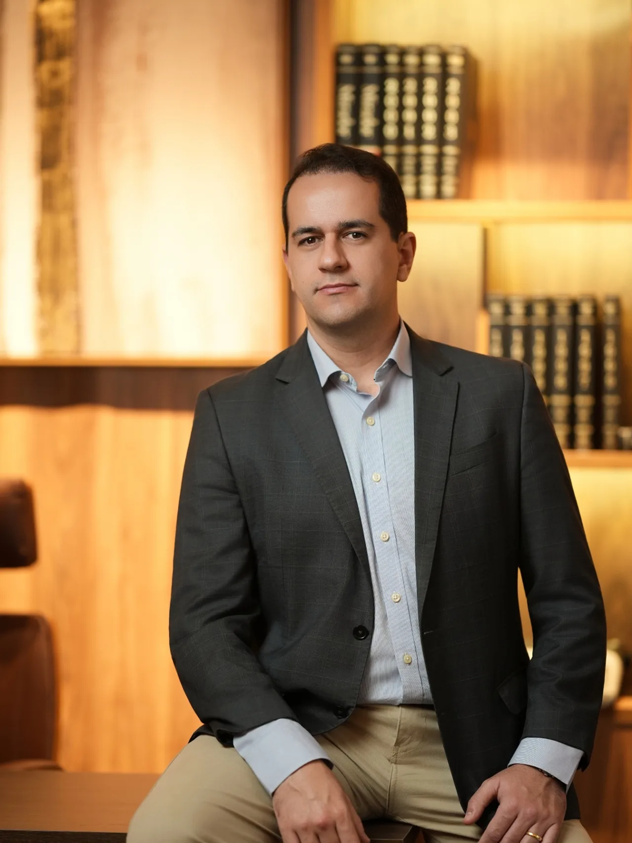 Dr. Lucas Cartafina no consultório em Sorocaba
